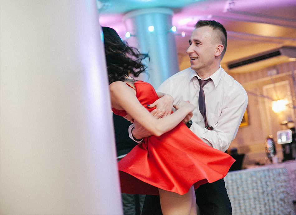 chłopak trzyma dziewczyną w tańcu, śmieje się do niej