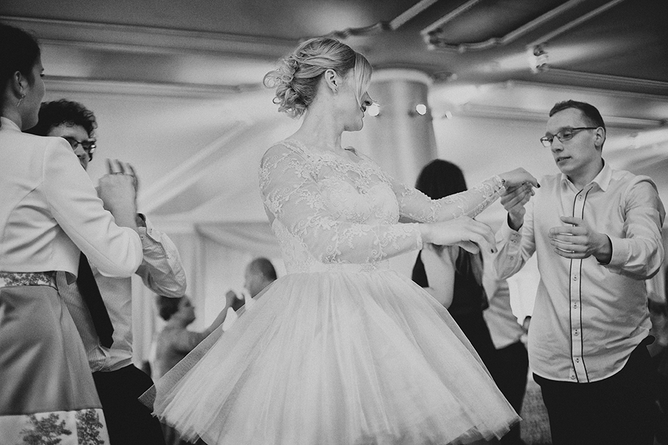 goście weselni tańczą