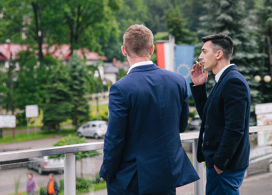 goście weselni rozmawiają paląc papierosy