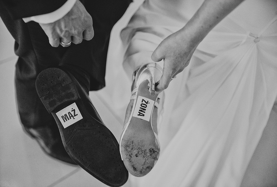 para młoda pokazuje spód swoich butów z napisem "mąż i żona"